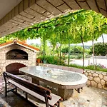 In With Balcony, Air Conditioning, Wifi, Washing Machine Lopar