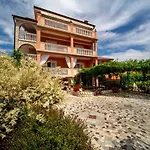 In With Balcony, Air Conditioning, Wifi, Washing Machine Lopar