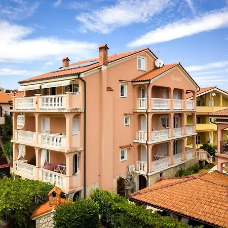 In With Balcony, Air Conditioning, Wifi, Washing Machine Lopar