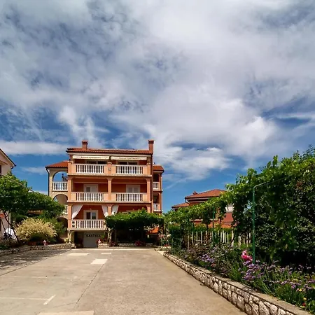 Apartment In With Balcony, Air Conditioning, Wifi, Washing Machine Lopar