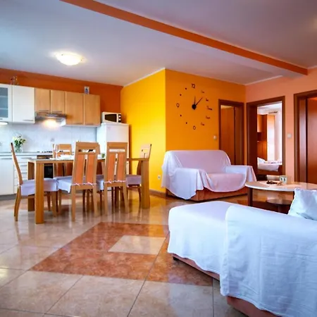 In With Balcony, Air Conditioning, Wifi, Washing Machine *