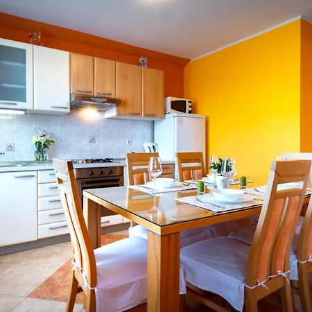 In With Balcony, Air Conditioning, Wifi, Washing Machine Apartment *