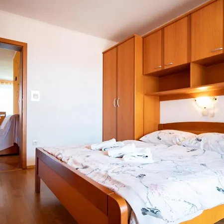 In With Balcony, Air Conditioning, Wifi, Washing Machine Lopar