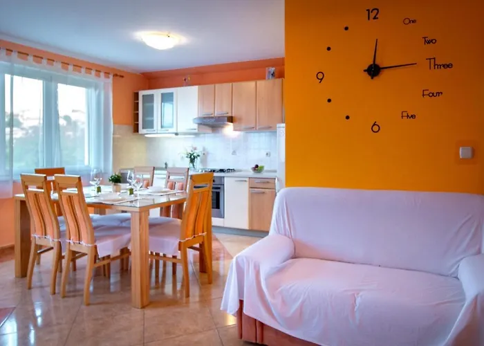 In With Balcony, Air Conditioning, Wifi, Washing Machine Apartment