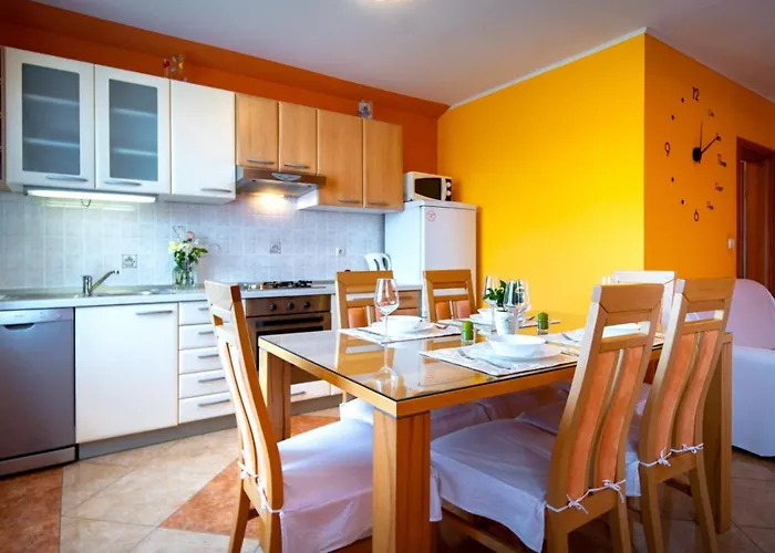In With Balcony, Air Conditioning, Wifi, Washing Machine Apartment *