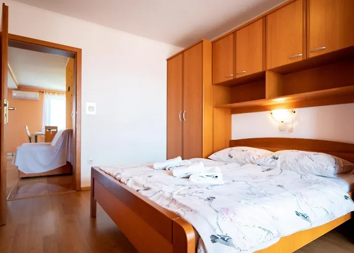 In With Balcony, Air Conditioning, Wifi, Washing Machine Lopar