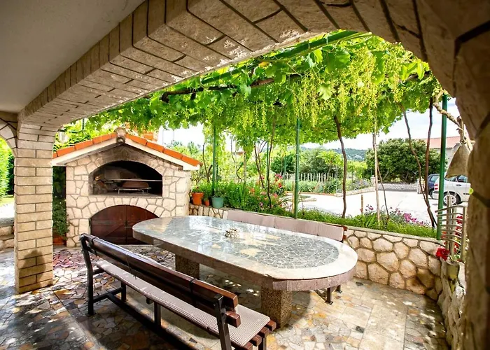 In With Balcony, Air Conditioning, Wifi, Washing Machine Lopar
