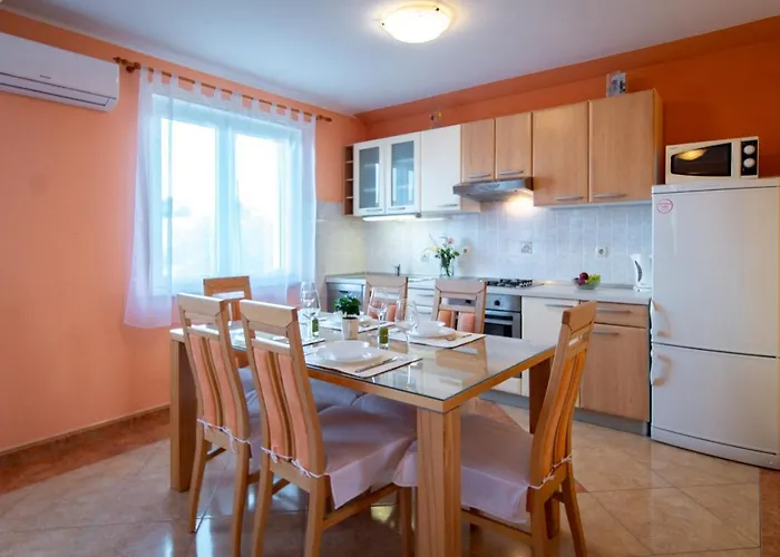 In With Balcony, Air Conditioning, Wifi, Washing Machine Lopar