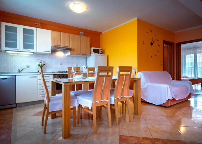 In With Balcony, Air Conditioning, Wifi, Washing Machine