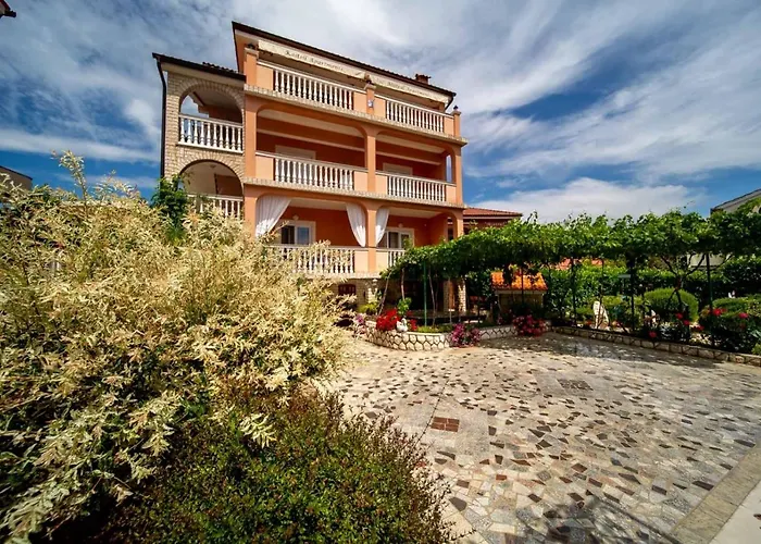 In With Balcony, Air Conditioning, Wifi, Washing Machine Lopar
